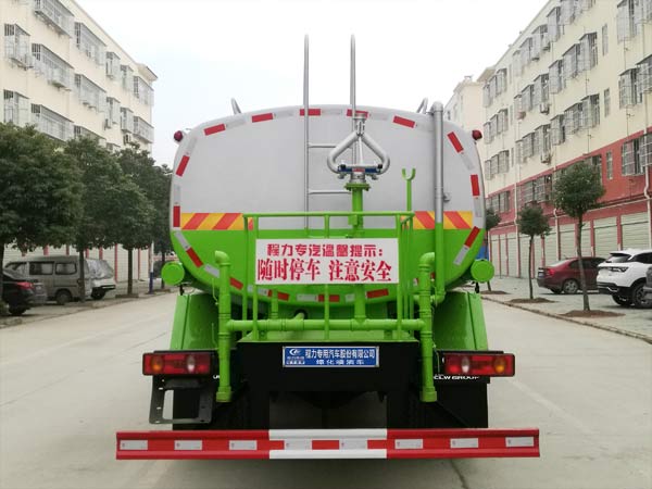 程力威牌CLW5180GPSCG6型绿化喷洒车的跨界应用 变成高效饲料运输车